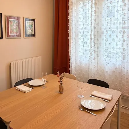 Apartment T2 Hypercentre Angers, Balcon, Fresques